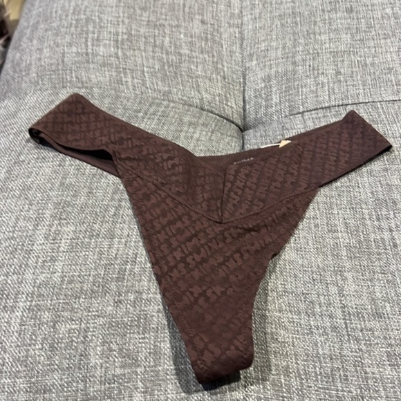 Skims Logo Mesh Thong - Picture 2 of 9